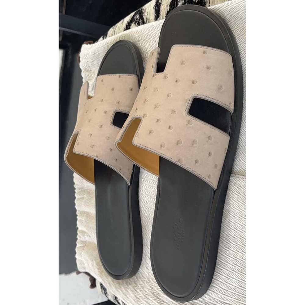 Hermès Izmir ostrich sandals - image 3