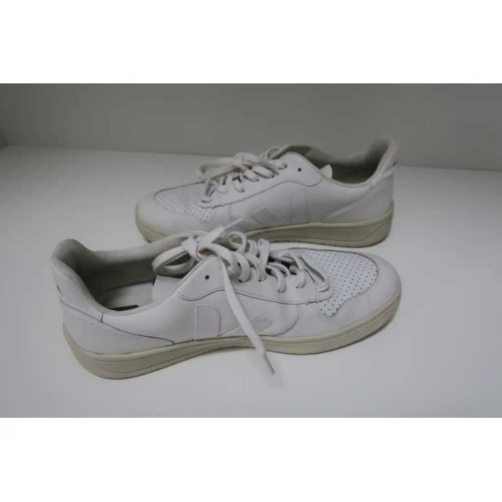 Veja Leather low trainers - image 3
