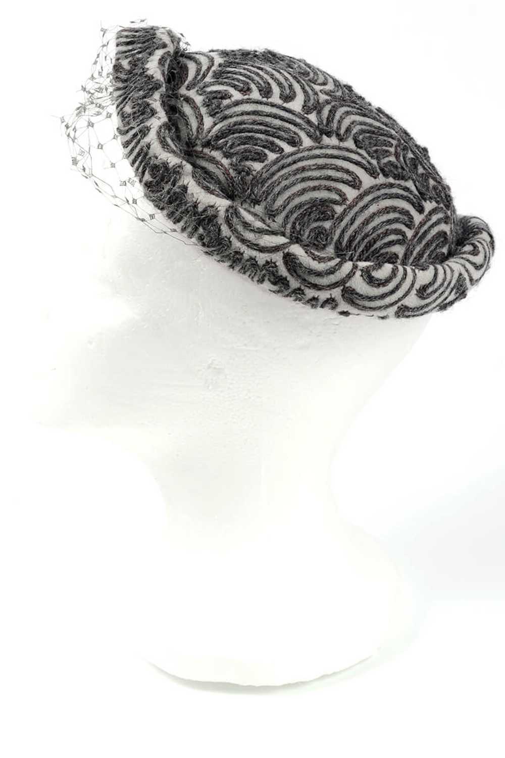 1950s Chanda Grey Yarn Soutache Cocktail Hat - image 4