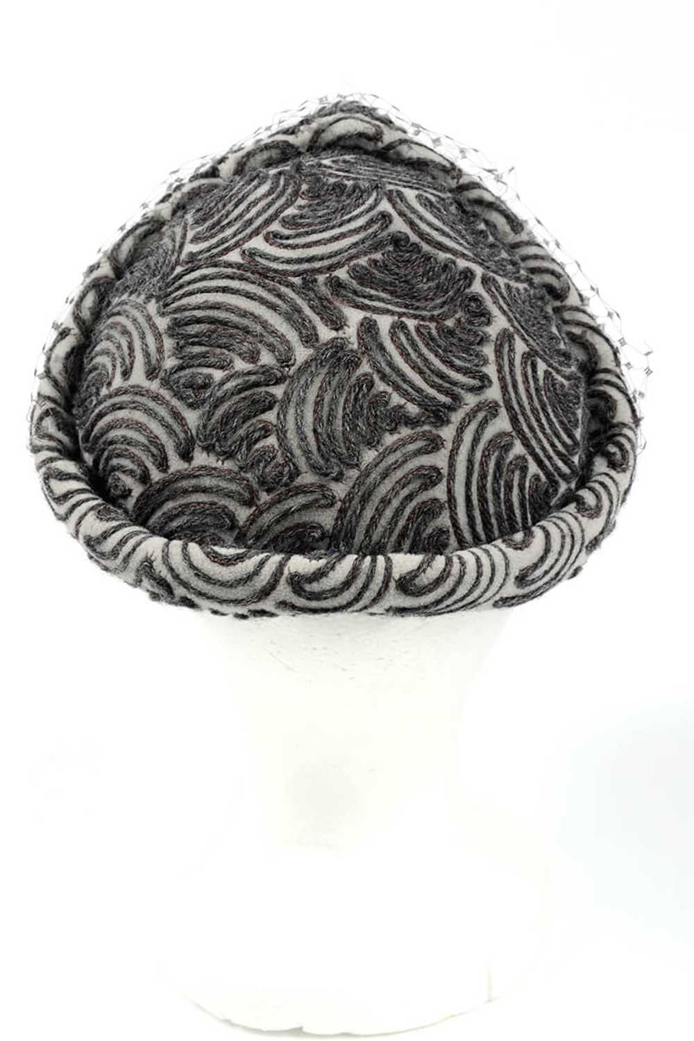 1950s Chanda Grey Yarn Soutache Cocktail Hat - image 5