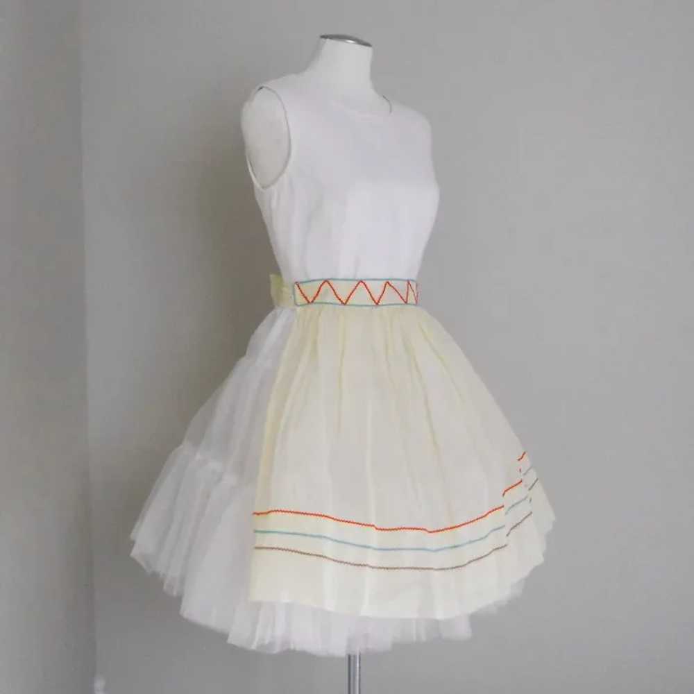 Vintage 1960s Pale Yellow Sheer Apron with Colorf… - image 5