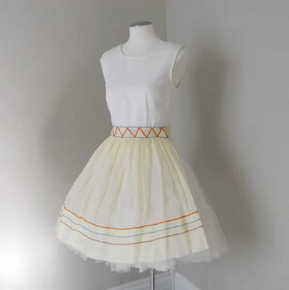 Vintage 1960s Pale Yellow Sheer Apron with Colorf… - image 6