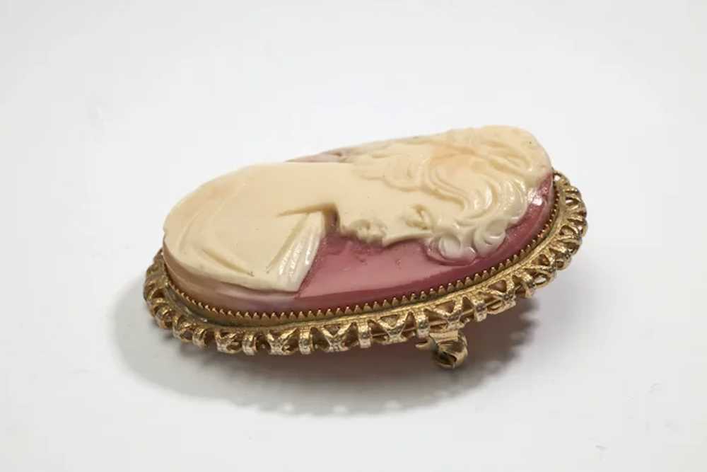 Vintage Gold-Tone Celluloid Cameo Brooch with Pin… - image 2