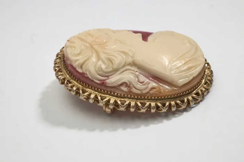 Vintage Gold-Tone Celluloid Cameo Brooch with Pin… - image 3