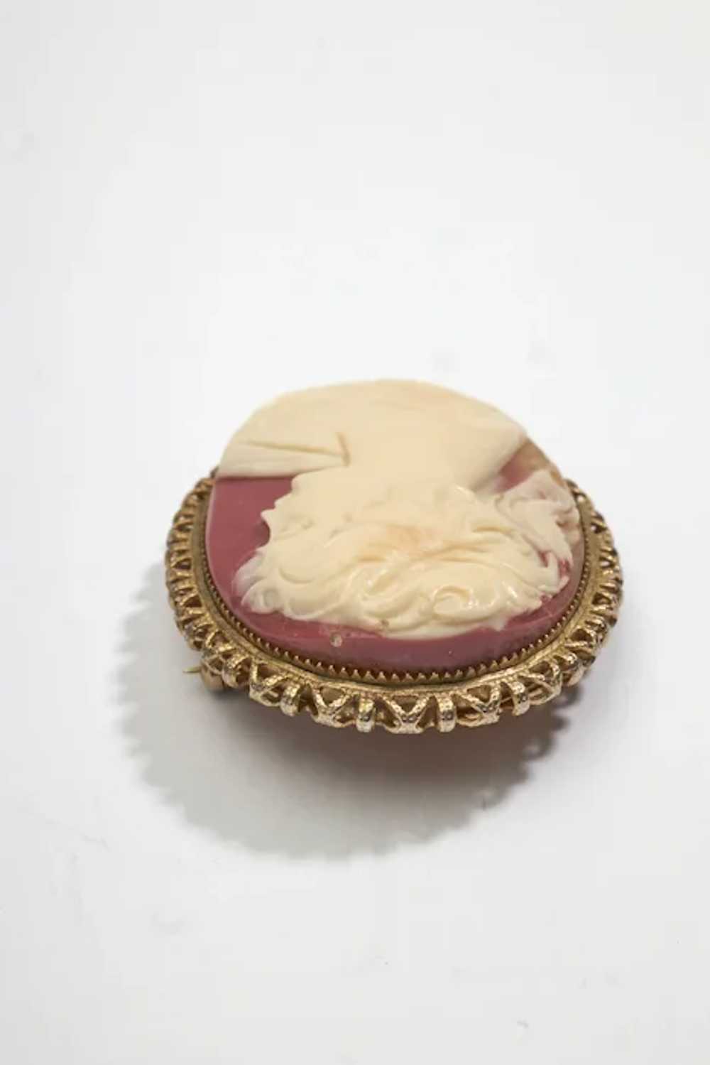 Vintage Gold-Tone Celluloid Cameo Brooch with Pin… - image 4