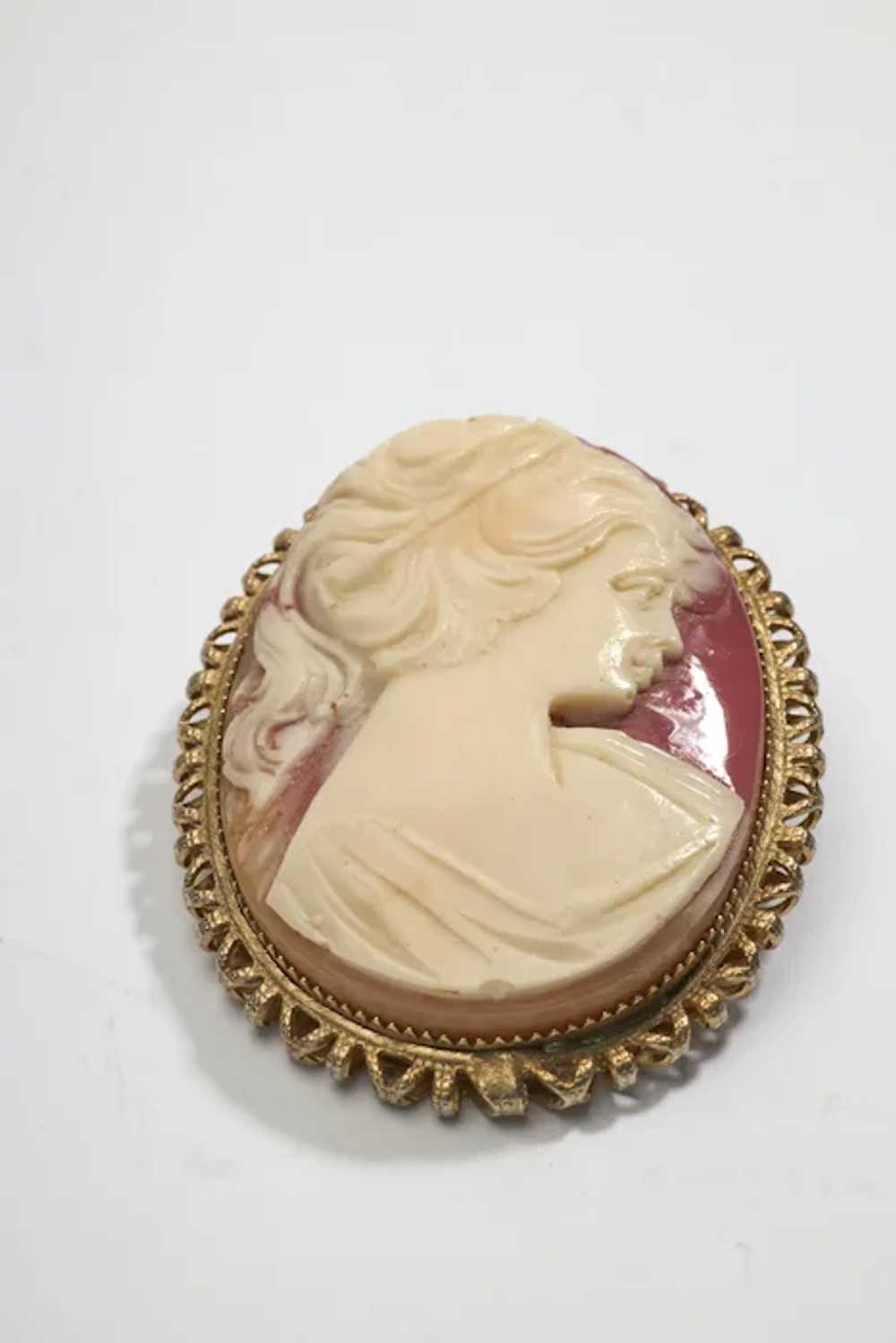 Vintage Gold-Tone Celluloid Cameo Brooch with Pin… - image 6