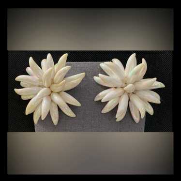 Vintage 80’s White floral clip on earrings - image 1
