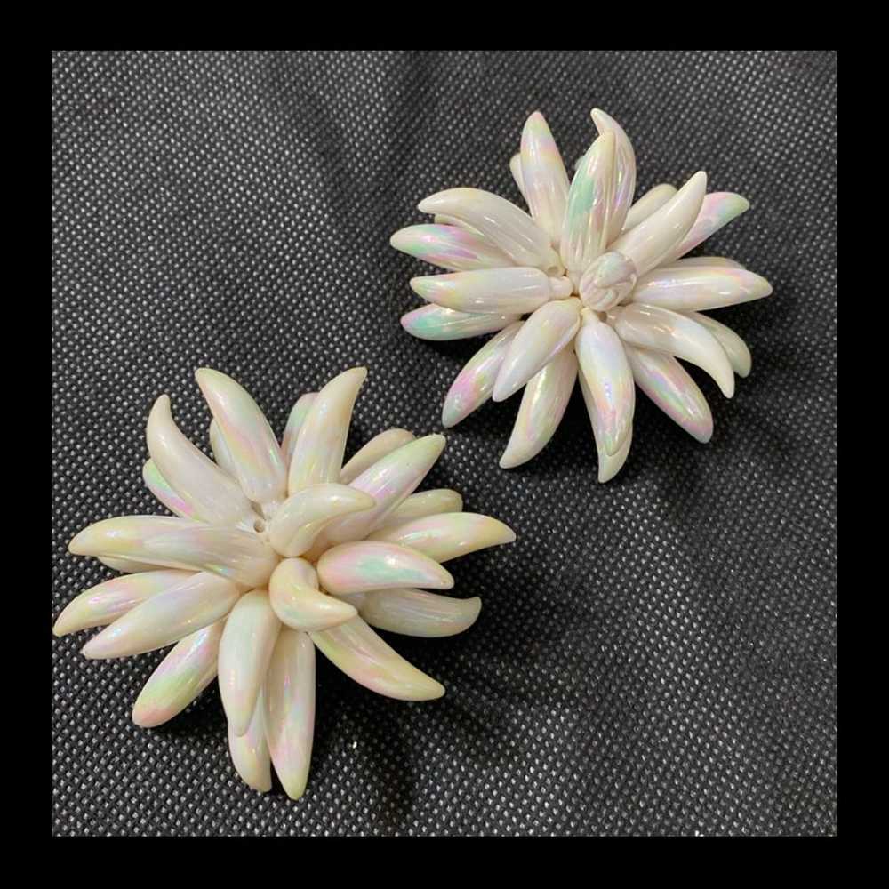 Vintage 80’s White floral clip on earrings - image 3