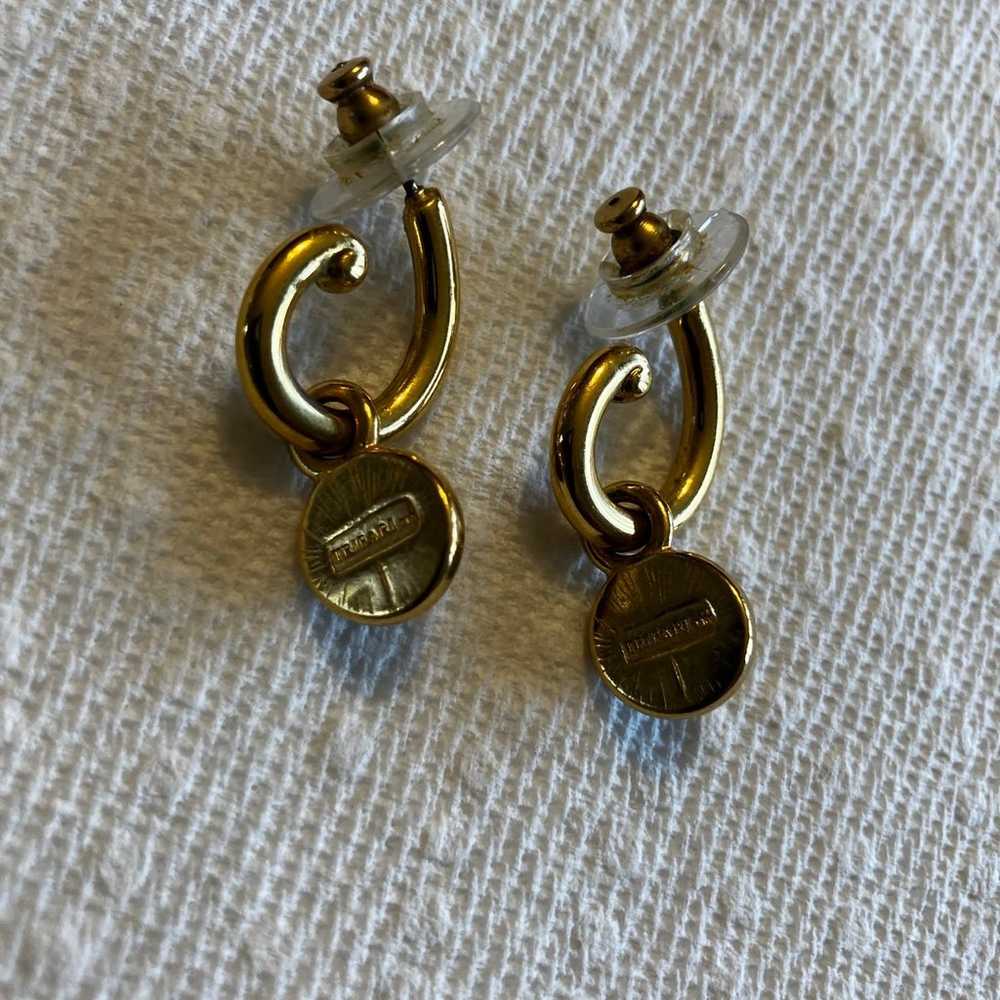 VINTAGE TRIFARI TM GOLD TONE WITH RED PIERCED EAR… - image 4