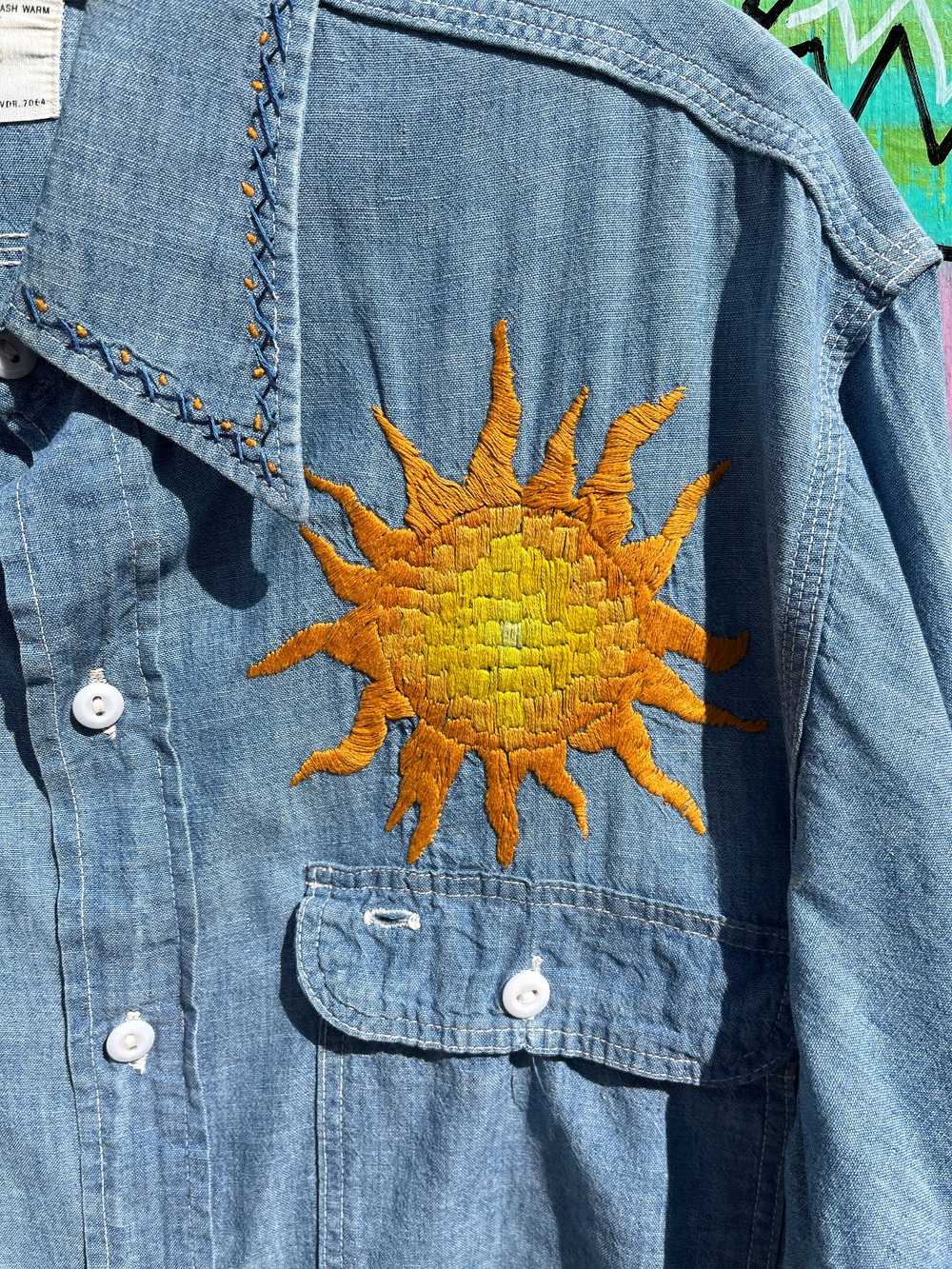 *AS-IS* 1970S EMBROIDERED SUN DESIGN BUTTON UP CH… - image 4