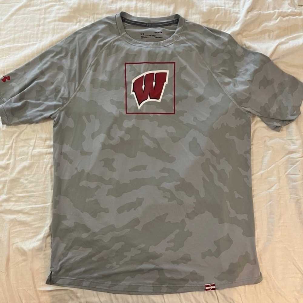 Wisconsin Badgers Under Armour Training Shirt Med… - image 1