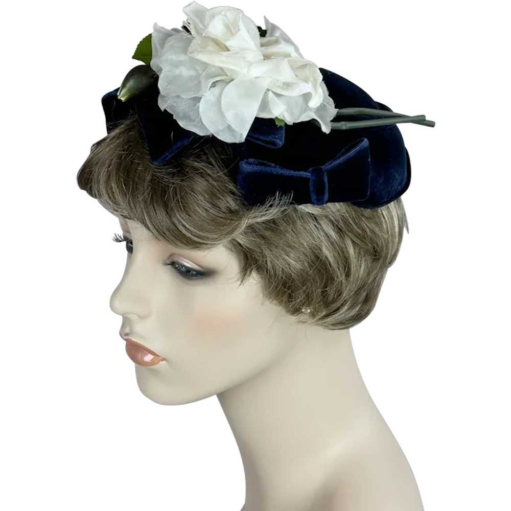 Vintage 1950s Navy Blue Velvet Bow Close Hat with… - image 1