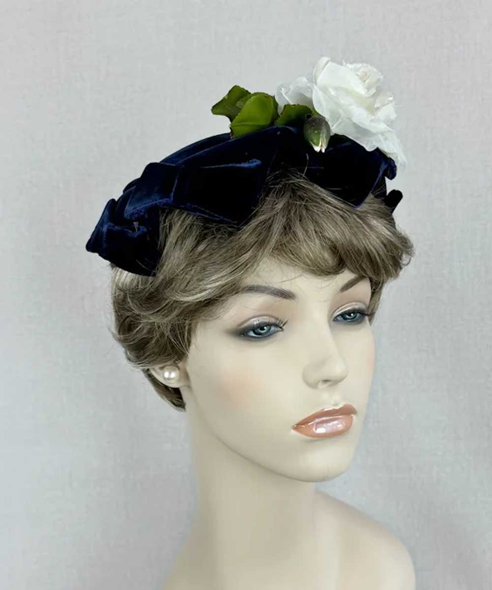 Vintage 1950s Navy Blue Velvet Bow Close Hat with… - image 2