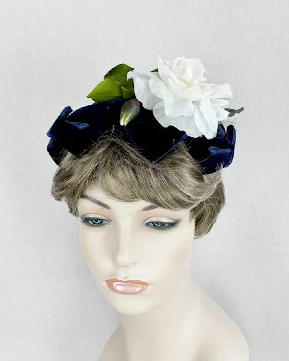 Vintage 1950s Navy Blue Velvet Bow Close Hat with… - image 4
