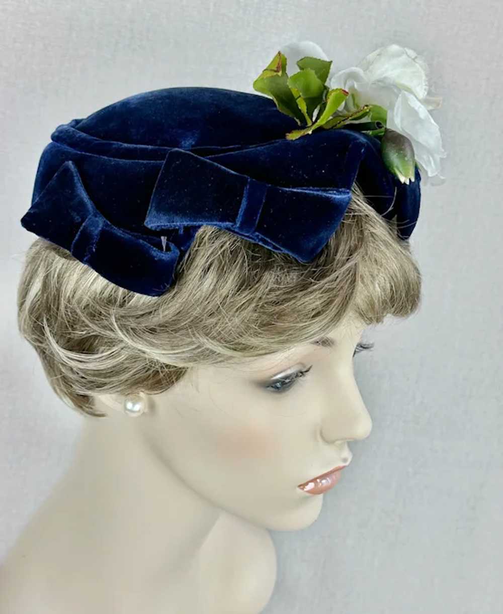 Vintage 1950s Navy Blue Velvet Bow Close Hat with… - image 5