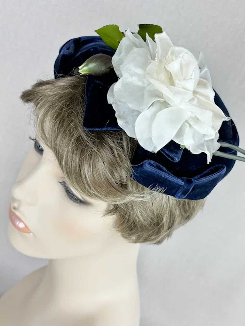 Vintage 1950s Navy Blue Velvet Bow Close Hat with… - image 6
