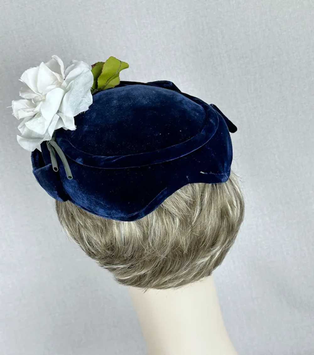 Vintage 1950s Navy Blue Velvet Bow Close Hat with… - image 7