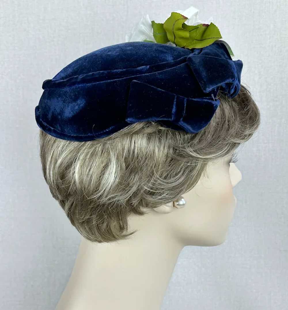 Vintage 1950s Navy Blue Velvet Bow Close Hat with… - image 8