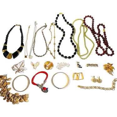 Monet ALL SIGNED VINTAGE 21 Piece Jewelry Lot Mone