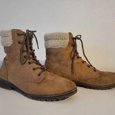 Short suede boots with sherpa