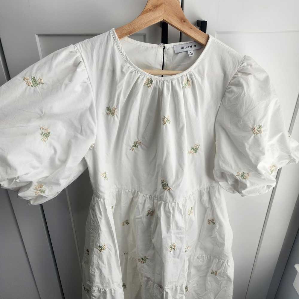 Moodie White Embroidered Poplin Midi Dress Puff S… - image 6