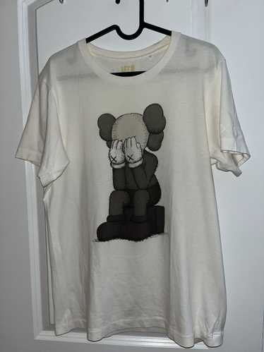 KAWS cheapest x Uniqlo Passing Through Tee Grey Color T-shirt Size X-large (Asia Sizing)