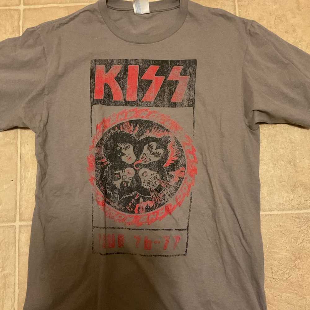 Kiss T-Shirt - image 1