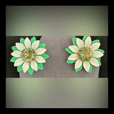 Vintage 80’s Green & white Floral clip on earrings - image 1
