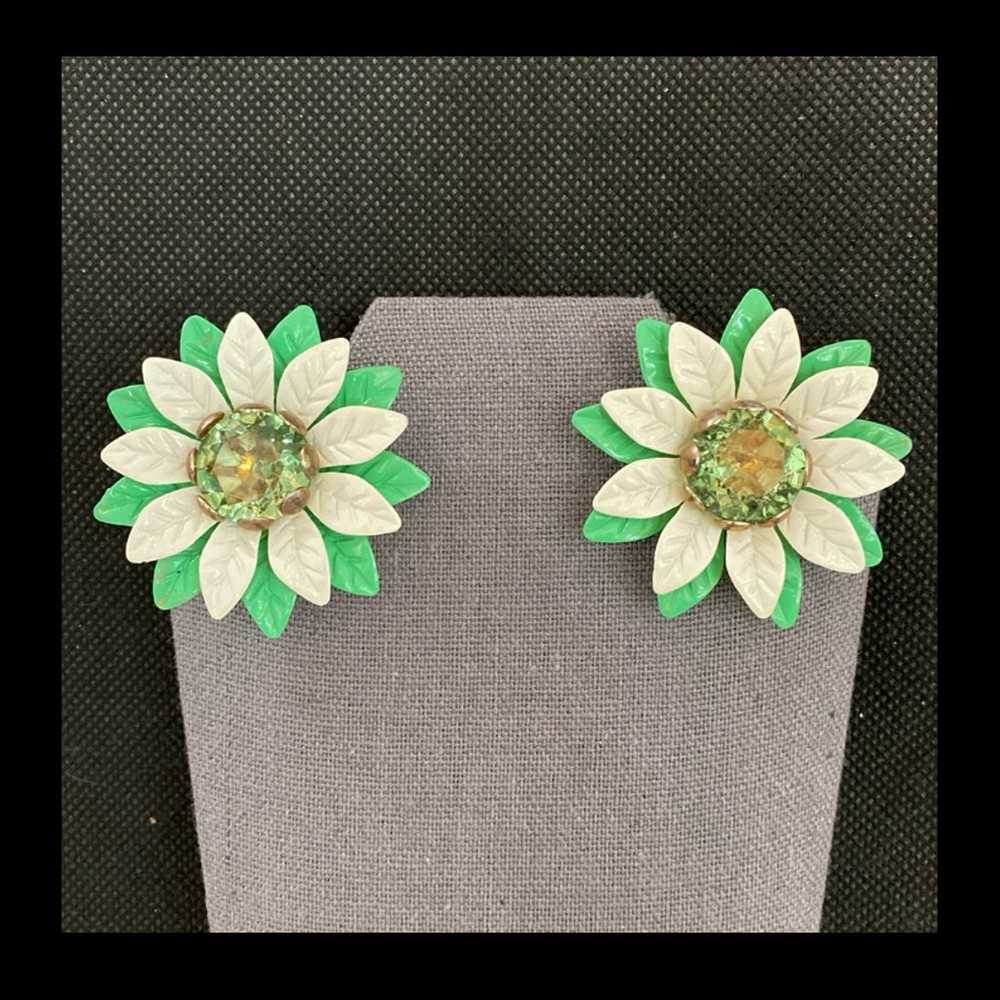 Vintage 80’s Green & white Floral clip on earrings - image 2