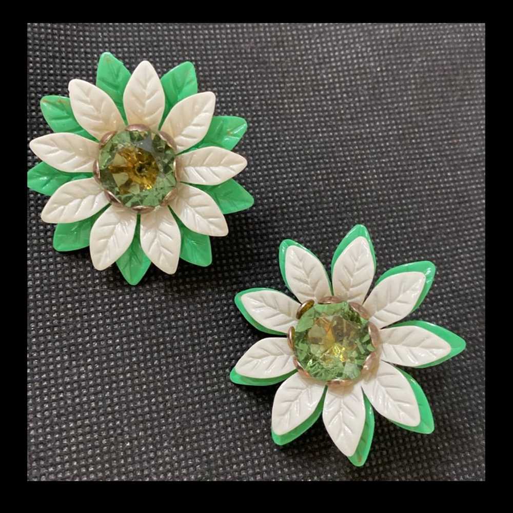 Vintage 80’s Green & white Floral clip on earrings - image 3