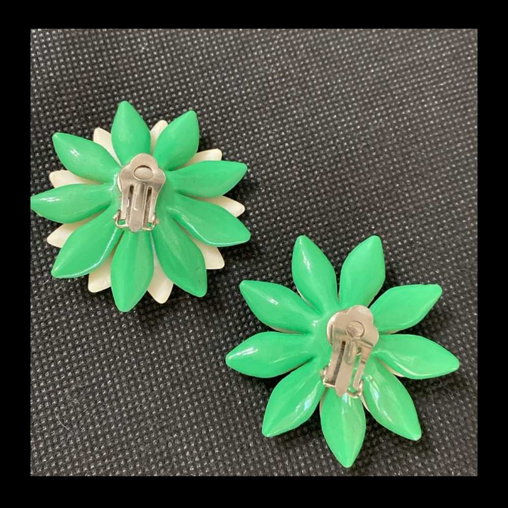 Vintage 80’s Green & white Floral clip on earrings - image 4