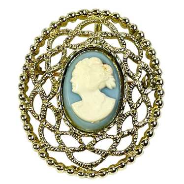 Sarah Coventry Resin Cameo Blue White Pin Brooch P