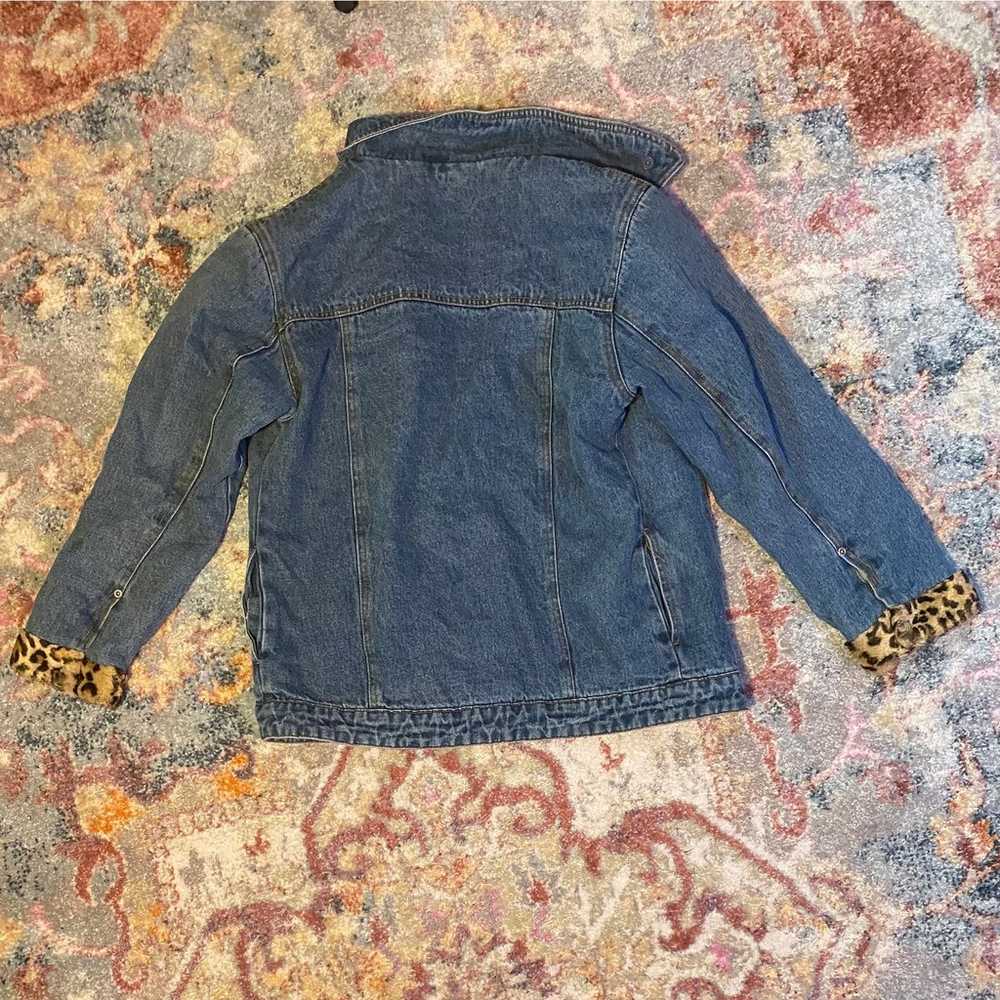 Vintage Y2K / 2000s denim jacket with leopard cuf… - image 4