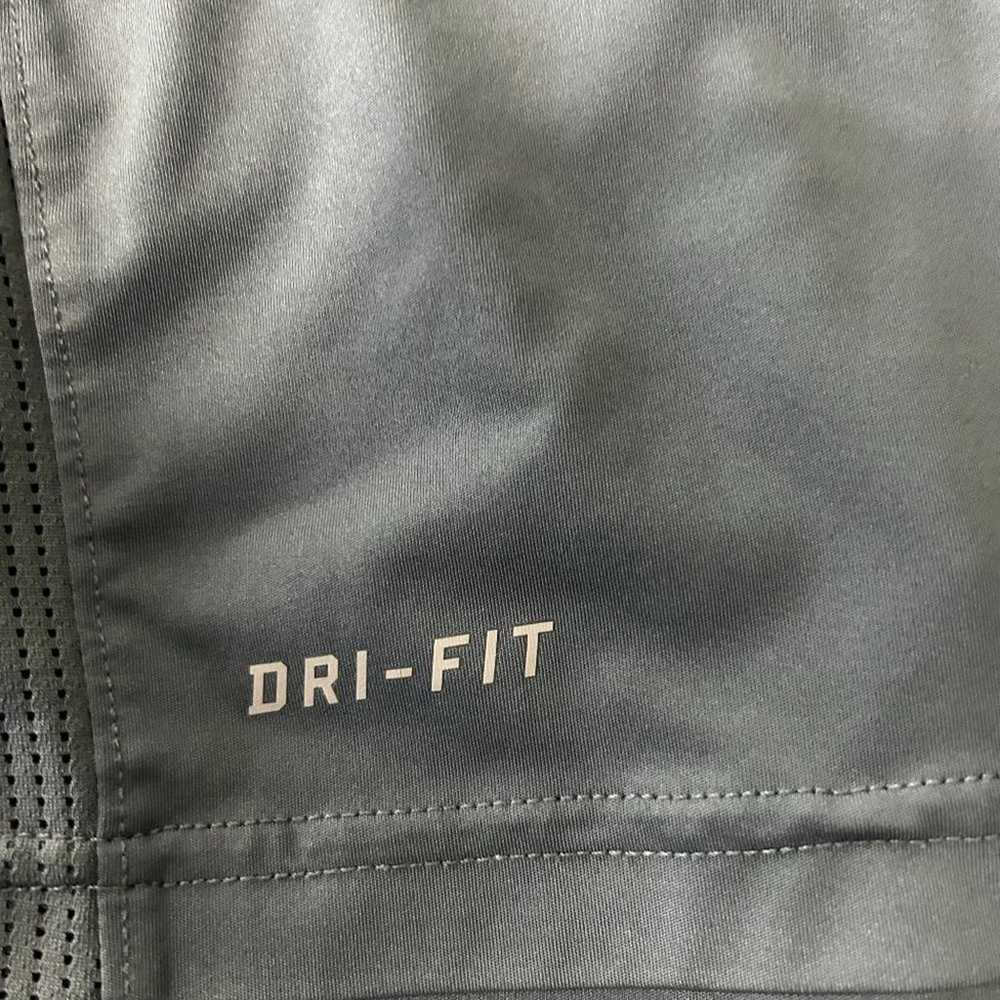 NWOT Grey Men's Nike DriFit Athletic Tee Shirt (M… - image 4