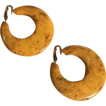 Marbled butterscotch Bakelite hoop clip earrings - image 1