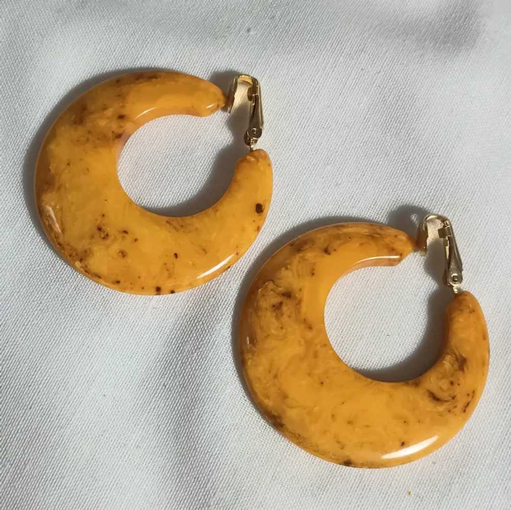Marbled butterscotch Bakelite hoop clip earrings - image 2