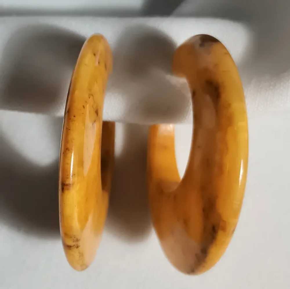 Marbled butterscotch Bakelite hoop clip earrings - image 3