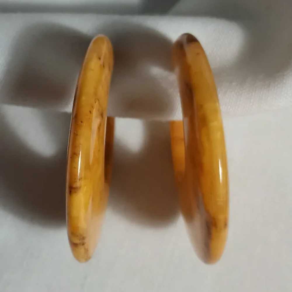 Marbled butterscotch Bakelite hoop clip earrings - image 4