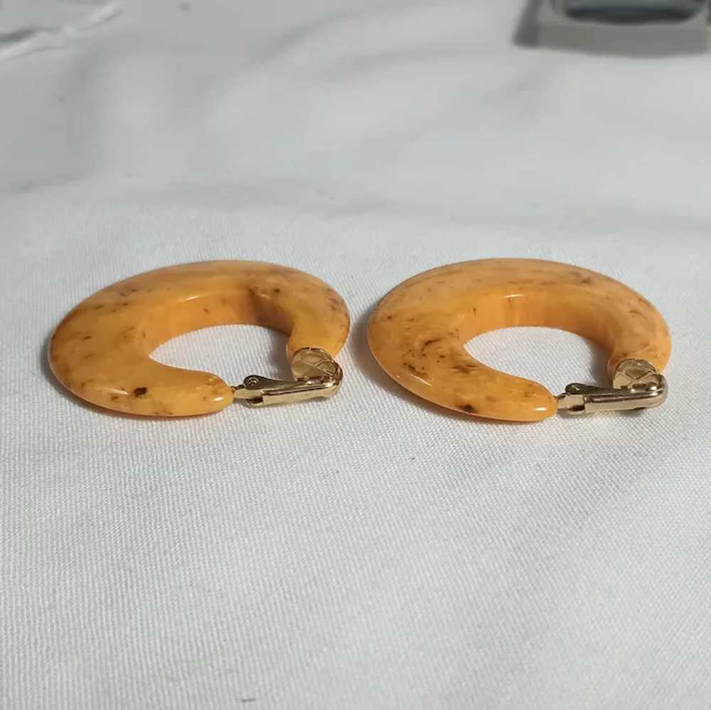 Marbled butterscotch Bakelite hoop clip earrings - image 5