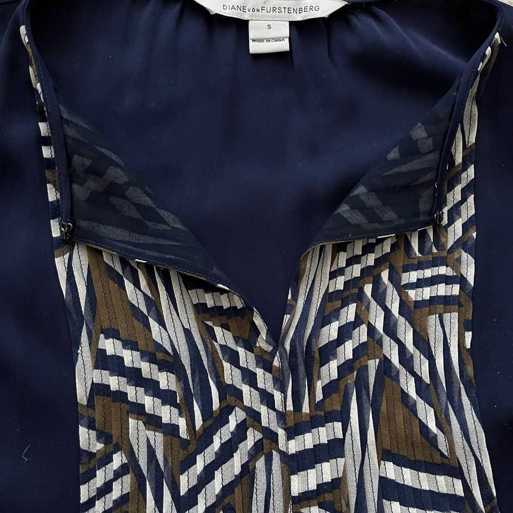 DVF silk blend sleeveless v-neck pleated front bl… - image 4