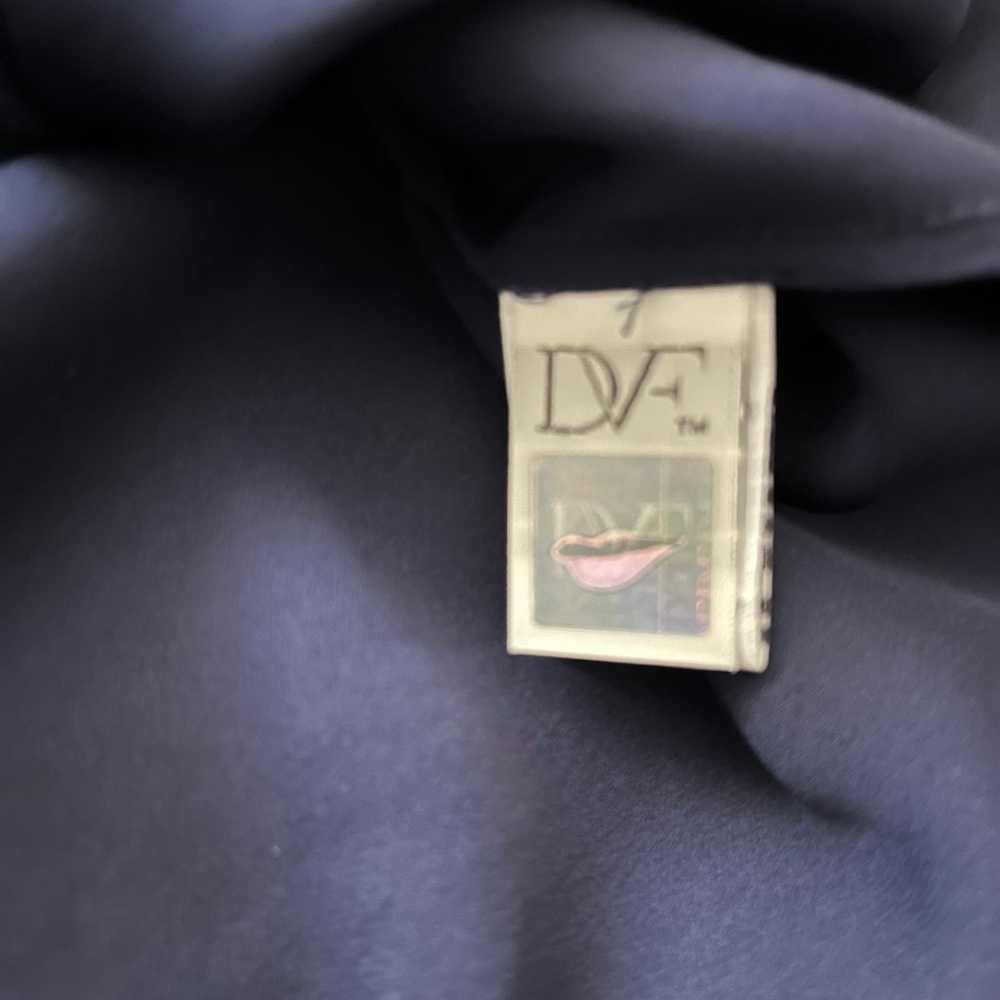 DVF silk blend sleeveless v-neck pleated front bl… - image 7