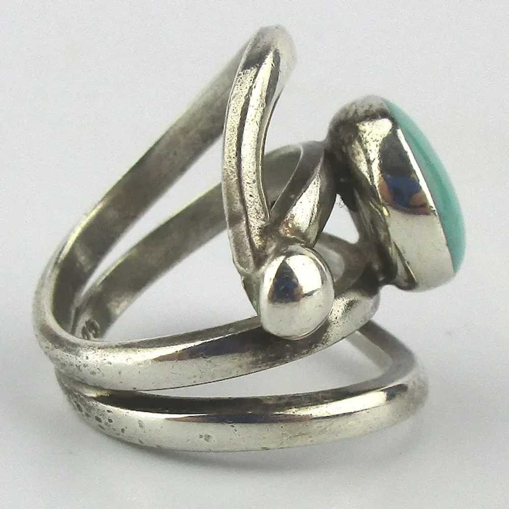 Sterling Silver Ring Hugs Around Turquoise Stone - image 4