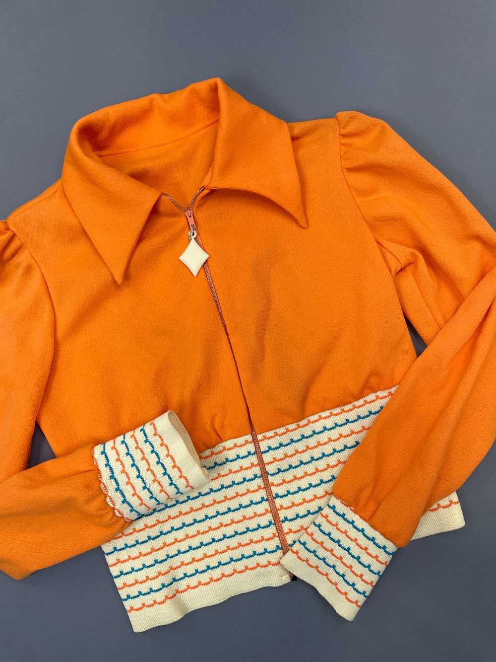 AMAZING! 1970S CROPPED SORBET STRIPED COLLARED TOP - image 2