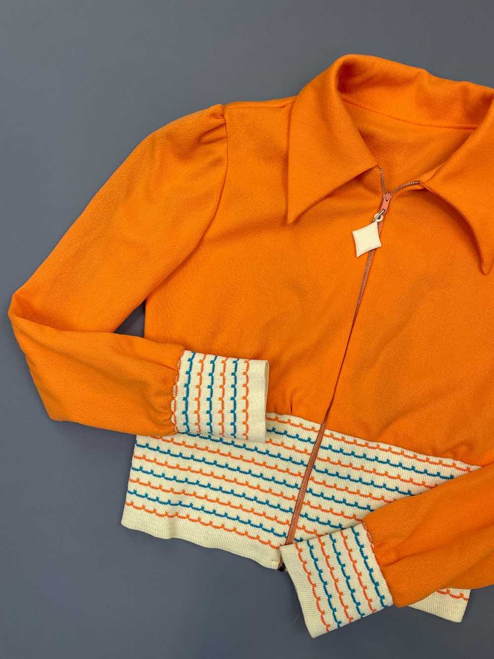 AMAZING! 1970S CROPPED SORBET STRIPED COLLARED TOP - image 3