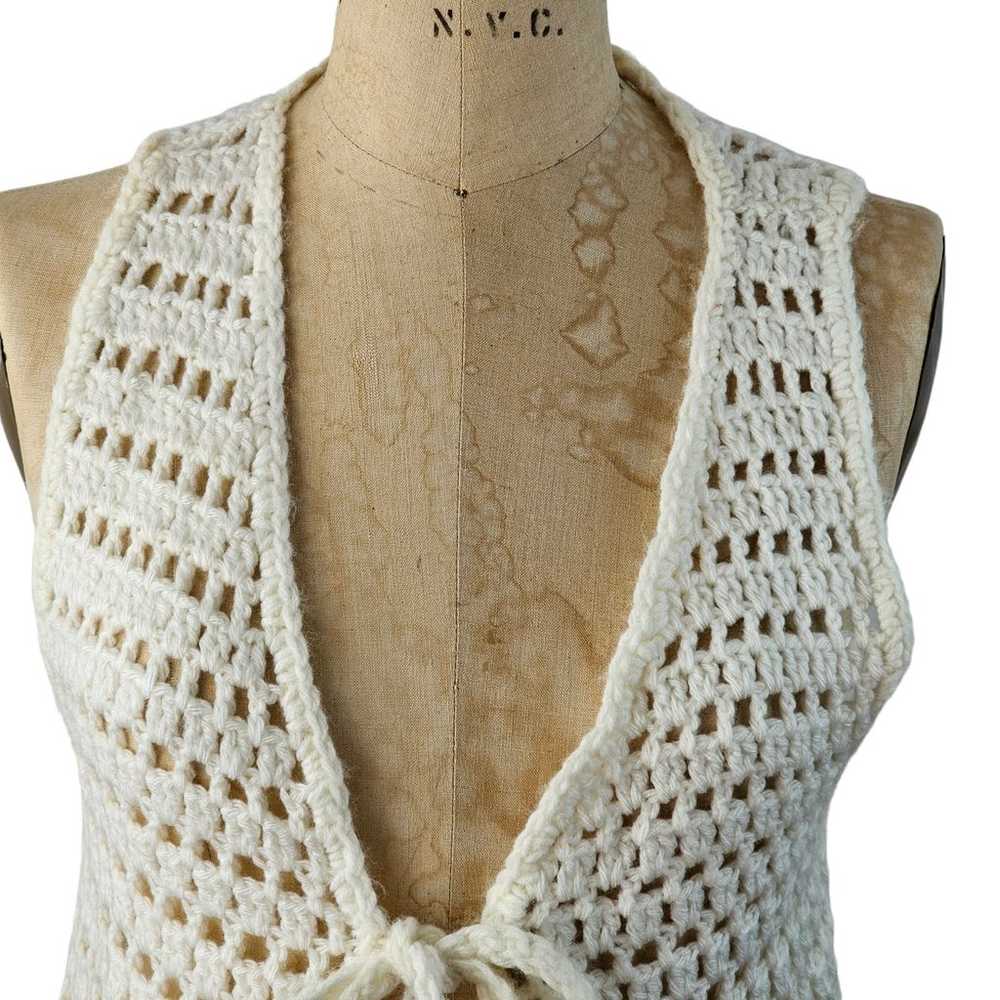 Vintage 1970s white crocheted vest with front tie… - image 5
