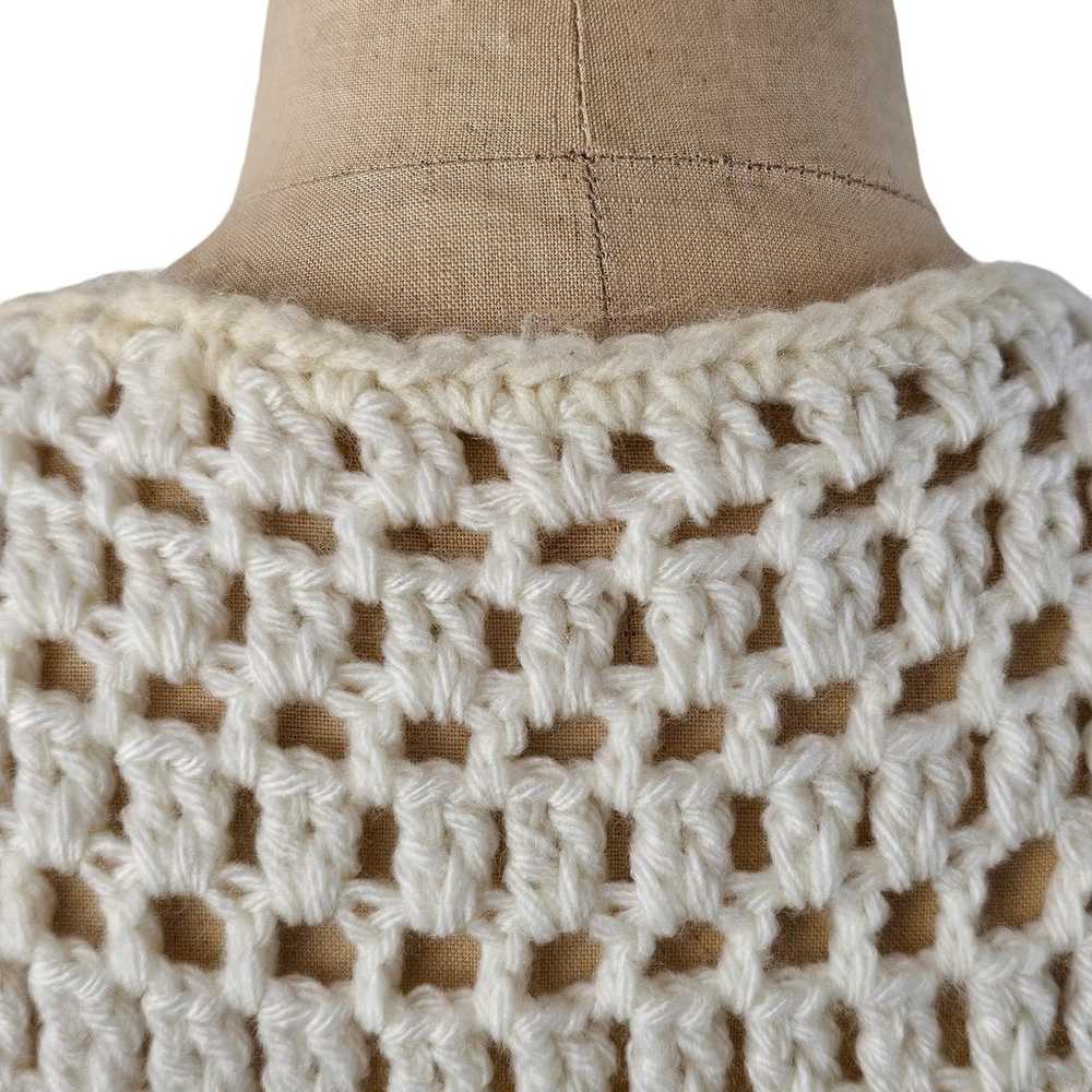 Vintage 1970s white crocheted vest with front tie… - image 7