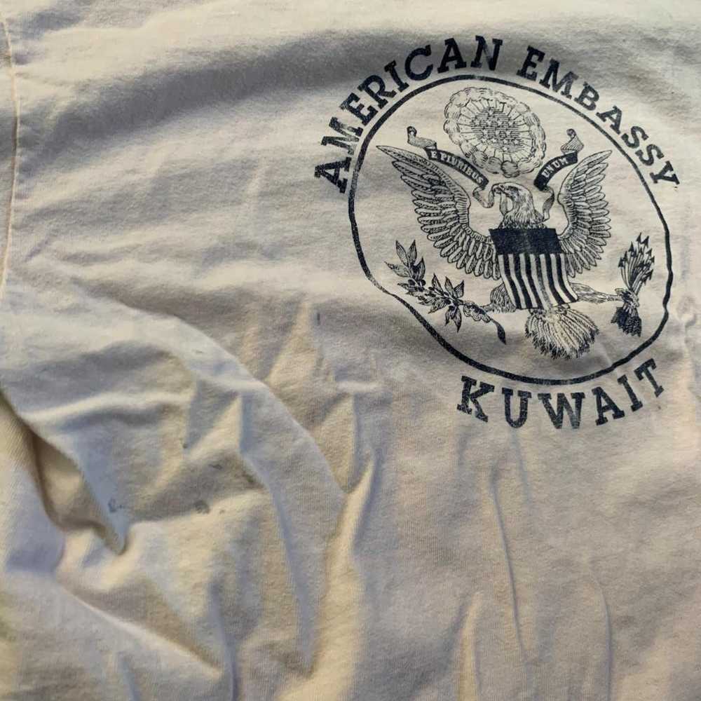 Vintage American embassy Kuwait tee - image 5
