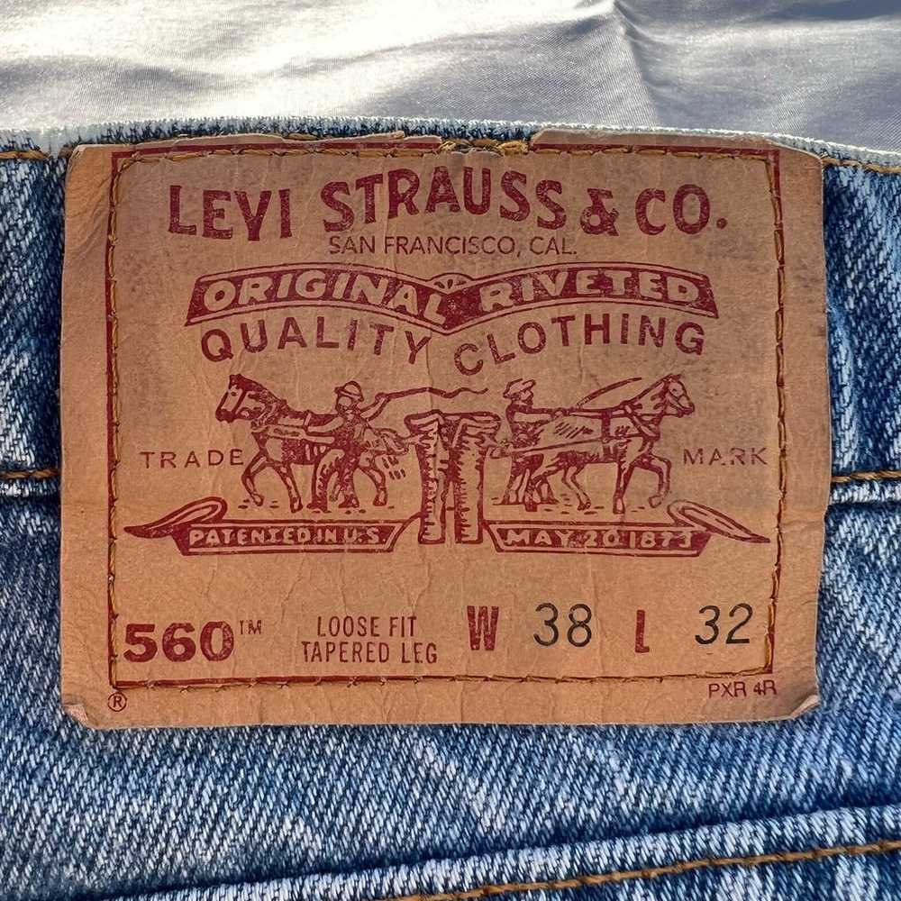 Levi’s 560 Jeans Mens 38x32 Light Wash Blue Vinta… - image 4