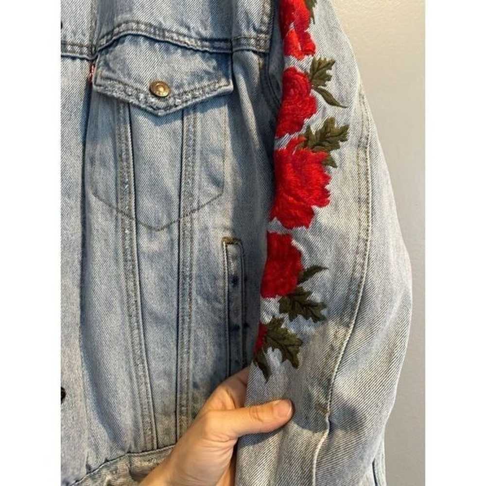 Levi’s Sherpa lined embroidered rose trucker jack… - image 5