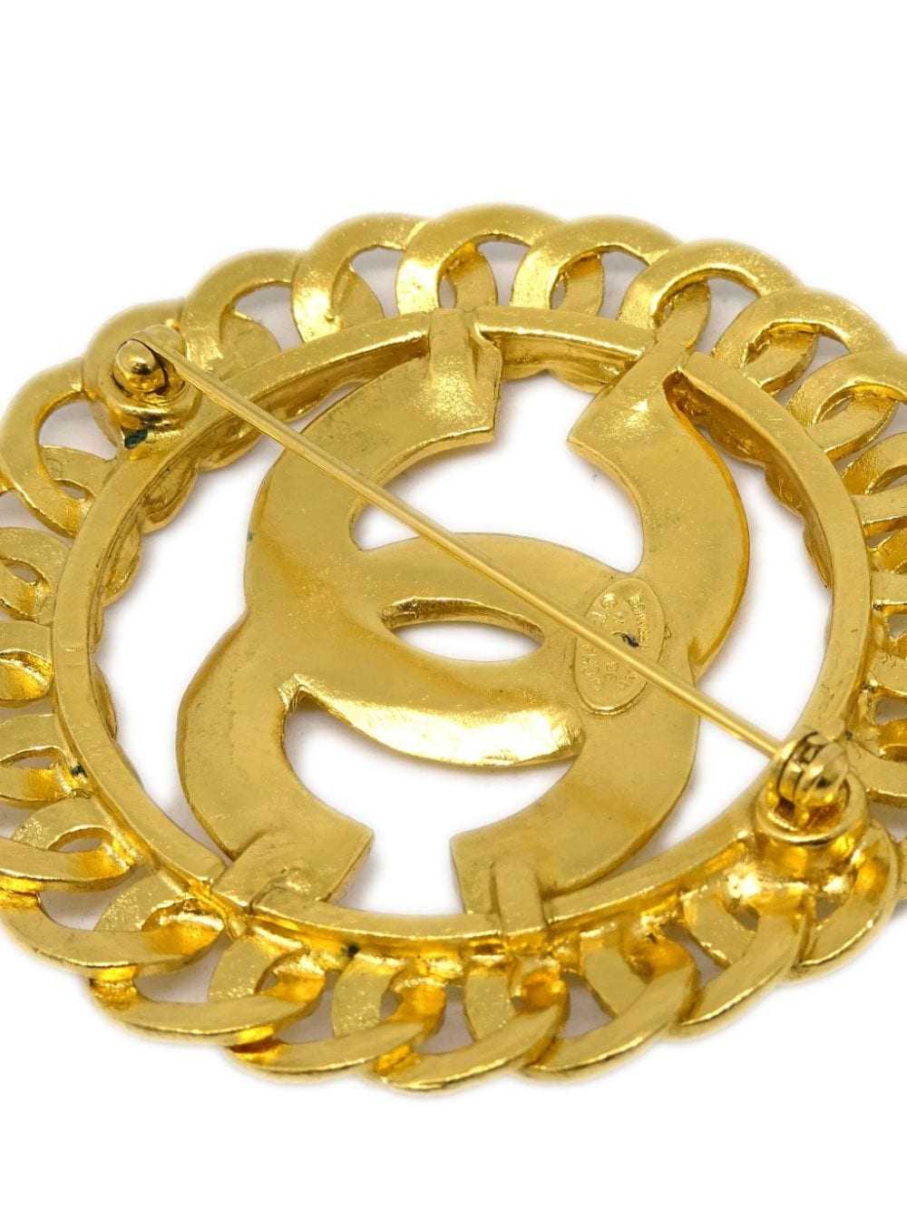 CHANEL Pre-Owned 1996 Medallion gold-plated brooch - image 3